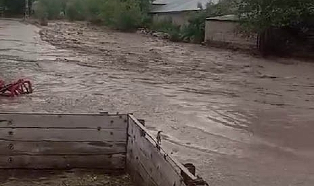 Sarıkamış'ı sel vurdu