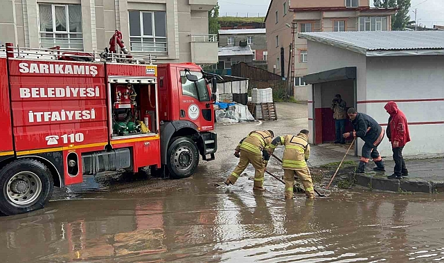 Sarıkamış'ta kanalizasyonlar tıkandı, iş yerleri ve evleri su bastı
