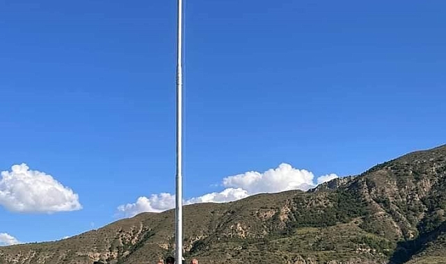 Şehit öğretmenlerin anısına en yüksek tepeye bayrak direği konuldu
