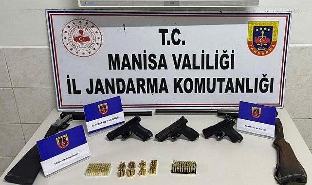 Şüpheli bir şahsın evinde yapılan aramada ruhsatsız tabanca ve tüfeklerle yakalandı