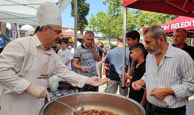 Tarihi Mısır Çarşısı'nda  5 dev kazanda pişirilen aşureler dağıtıldı