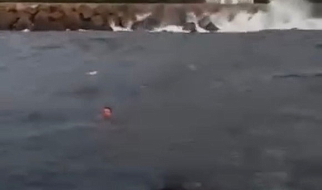 Teknedeki gençler, boğulmakta olan şahsı kurtardı
