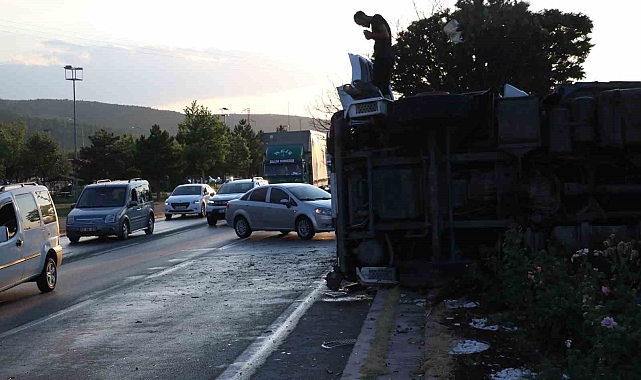 Tır yol ortasına devrildi, araçlar bir birine girdi