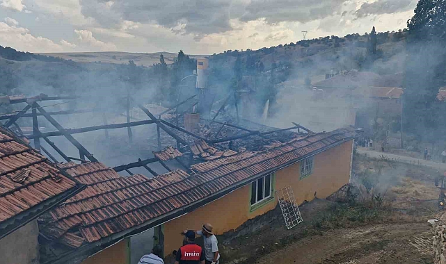 Tüp patladı, ev ve samanlık küle döndü