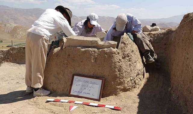 Urartular dönemine ait yeni bir ölü gömme tipine rastlandı