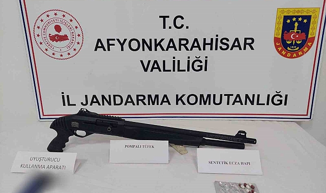Uşak'tan temin ettikleri uyuşturucuyu, satamadan yakalandılar