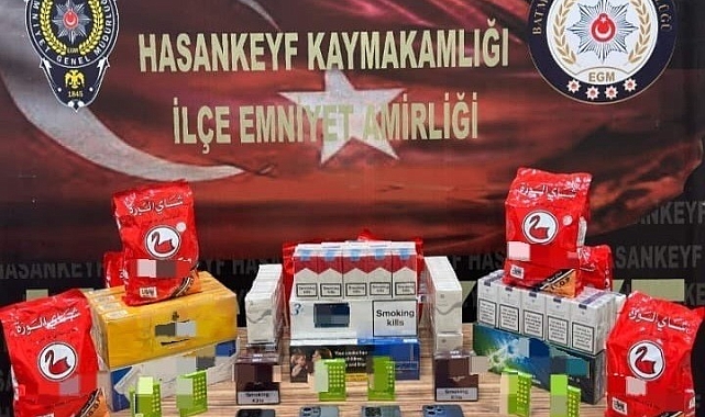 Uygulama noktasında durdurulan iki araçta gümrük kaçağı sigara ve cep telefonu ele geçirildi