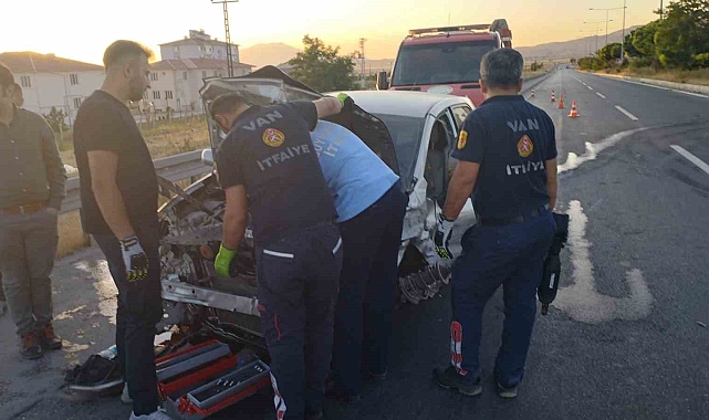 Van-Erciş karayolunda lastiği patlayan otomobil takla attı