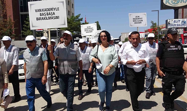 Van'da turizmciler ile acente temsilcileri bir araya gelerek yürüyüş düzenledi