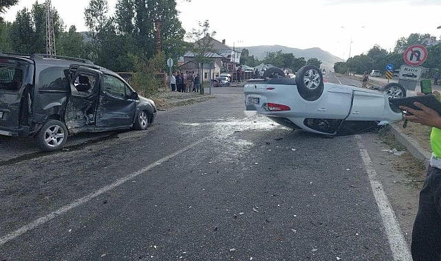 Van'ın Erciş ilçesinde iki otomobil çarpıştı