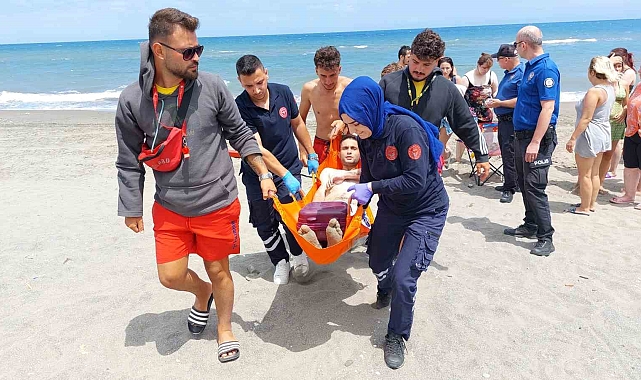 Vatandaşlar, boğulma tehlikesi geçiren genci kurtardı