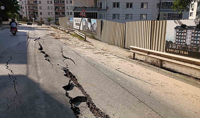 Yapımı devam eden bir konut projesi, ana yolda çatlaklar oluşturdu