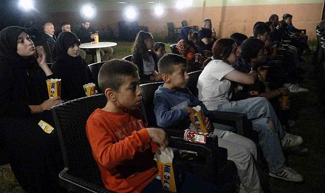 Yaz tatilini yaylada geçiren çocuklar açık hava sinemasıyla buluşuyor