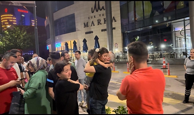 Yüzlerce kişi sokakta kaybolan kızları bekledi