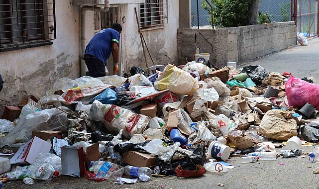 4 kamyon çöpün çıktığı evde bir işçi fenalaşarak hastanelik oldu