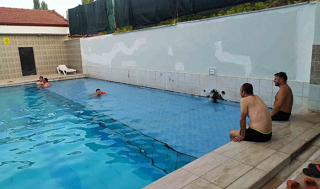 41 derece sıcaklıktaki havuza girerek şifa buluyorlar