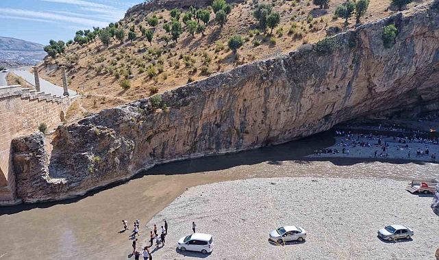 Açılan HES kapakları piknikçileri mahsur bıraktı