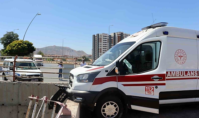 Ambulansla otomobil çarpıştı: 3'ü sağlık personeli 6 yaralı
