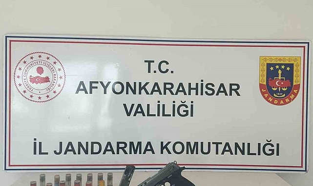Aranan şahıs ruhsatsız tabanca ve bıçakla yakalandı