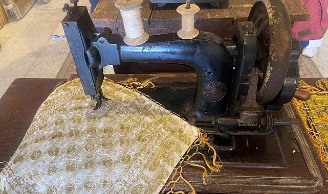 Ata yadigarı 1800'lü yıllardan kalma dikiş makinasına gözü gibi bakıyor