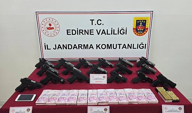 Bir evde yapılan aramada çok sayıda silah, mermi ve para ele geçirildi