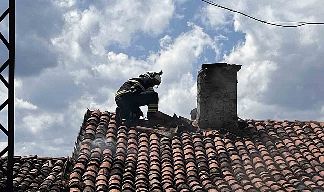 Boş bir evde çıkan yangın, itfaiye ekiplerinin hızlı müdahalesi ile söndürüldü