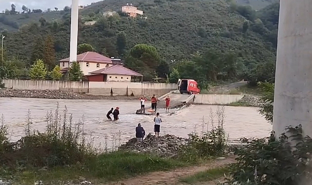 Cami imamı itfaiye ekiplerince dereden karşıya geçirildi