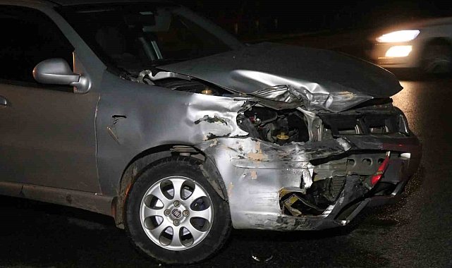 Çarpışan otomobillerden biri takla atarak kanala devrildi: 2 yaralı