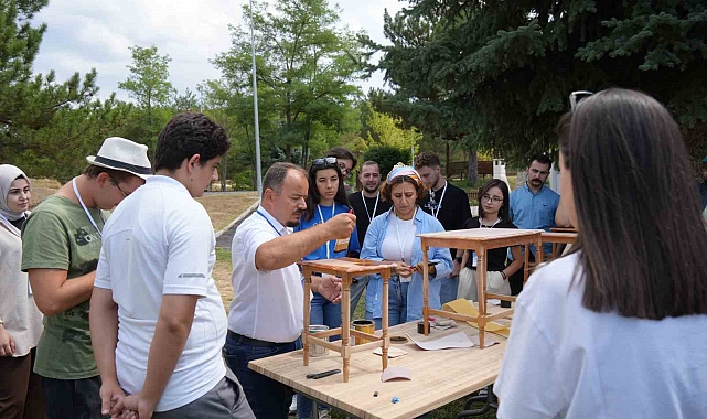 Çevre bilinci kazanan öğrenciler ahşap ürünleri gün yüzüne çıkarttı, plastiklerden levha üretti