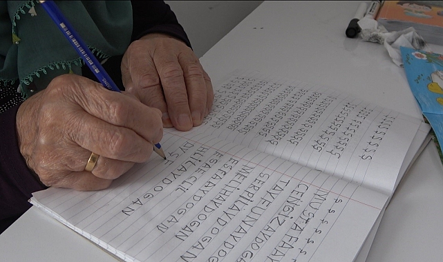 Çocukluk hayali olan okuma yazmayı 86 yaşında öğrendi