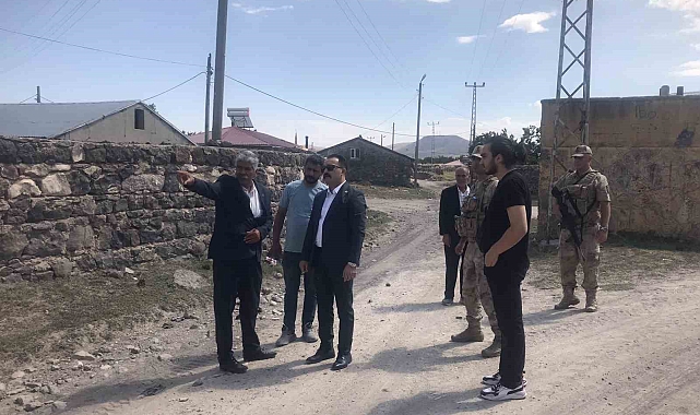Digor'da köylere kilitli parke taş yol yapımı sürüyor