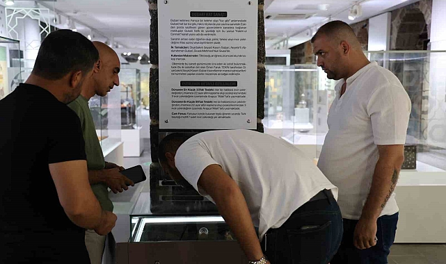 Dünyanın en küçük 33'lük ve 99'luk tespihi ile Türk bayrağı Diyarbakır Müzesi'nde sergileniyor