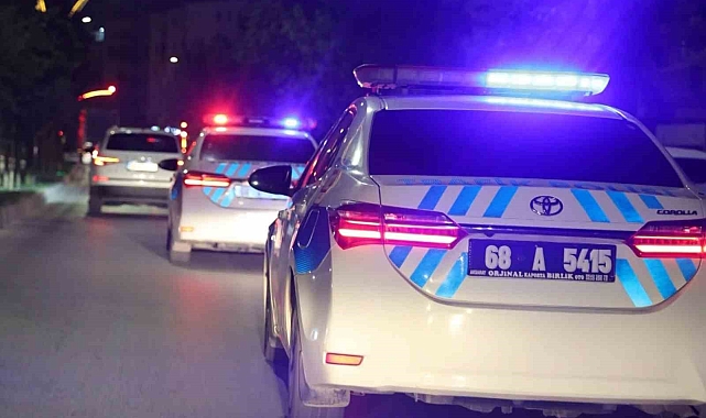 "Dur" ihtarına uymayarak kaçan sürücü ve polis kovalamacası kameralara yansıdı