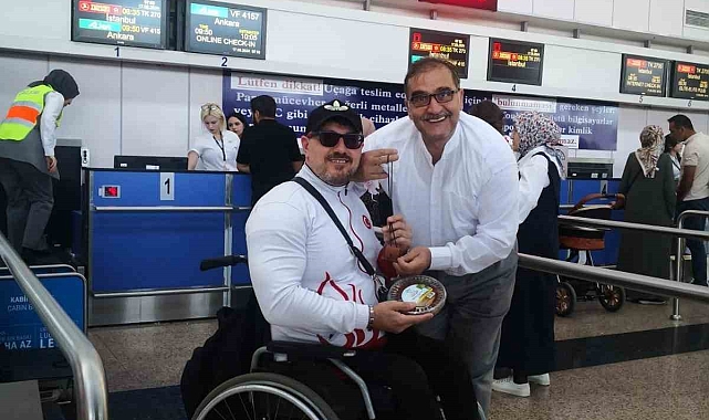 Engelli milli bilek güreş sporcusu Erzurum Havalimanı'ndan tek kişiyle uğurladı