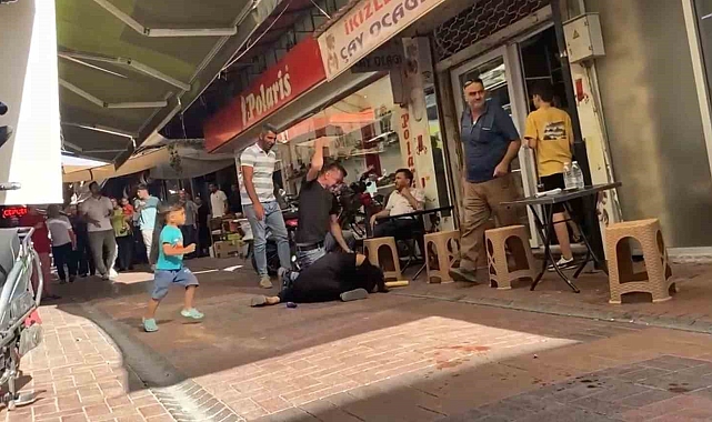 Eşini sokak ortasında öldüresiye dövdü