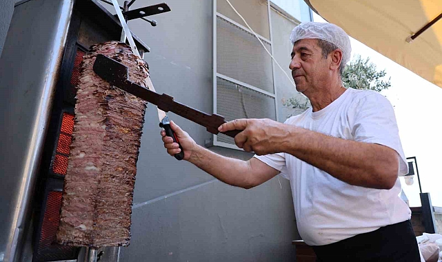 Et fiyatı düştü, iddiayı kaybetti, et döner tezgahını Meclis'e kurarak döner dağıttı