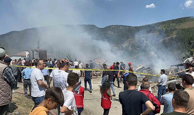 Evler, ahırlar ve samanlık alev alev yandı