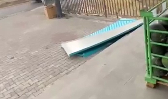 Fırtına iş yerlerine ait tabelaları yerinden söktü