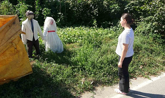 Gelin-damat figürlü korkuluk yoldan geçenlerin ilgi odağı oldu