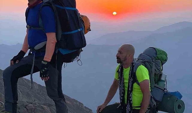 Hakkari'de intiharlara dikkat çekmek için Sümbül Dağı'na tırmandılar