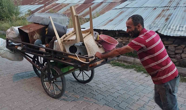 Hem geçimini sağlıyor, hem çevre kirliliğini önlüyor