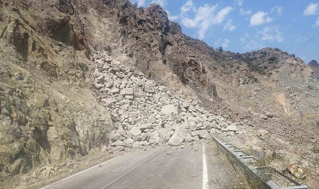 Heyelan nedeniyle Oltu - Artvin karayolu yolu kapandı