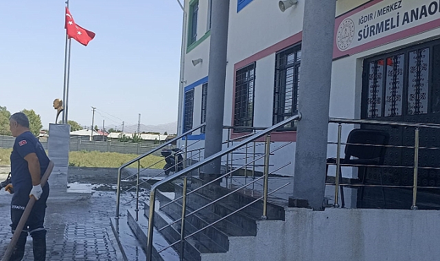 Iğdır’da İtfaiye ekipleri okul bahçesini yıkadı