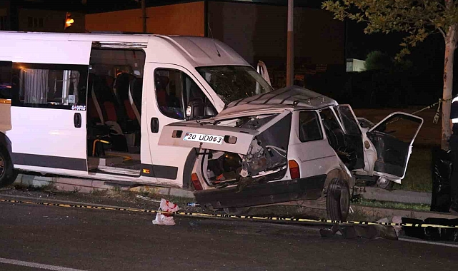 İşçi minibüsü ile otomobil çarpıştı 2 kişi öldü, 10 kişi yaralandı