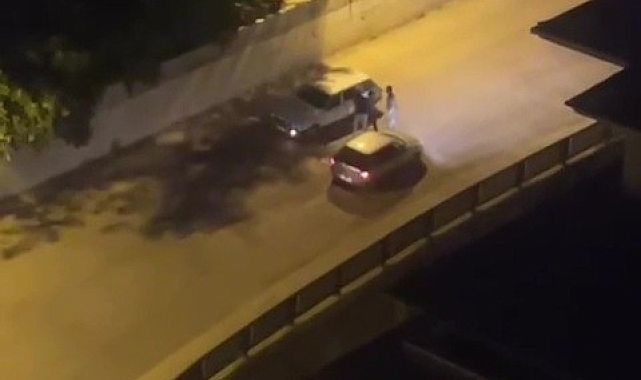 Karabük'te sürücülerin yol verme tartışmasında otomobili böyle tekmeledi