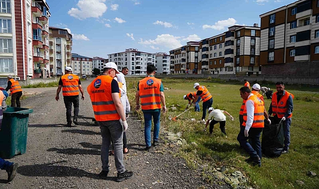 Kars Belediye Başkanı Senger, çevre temizliğine katıldı