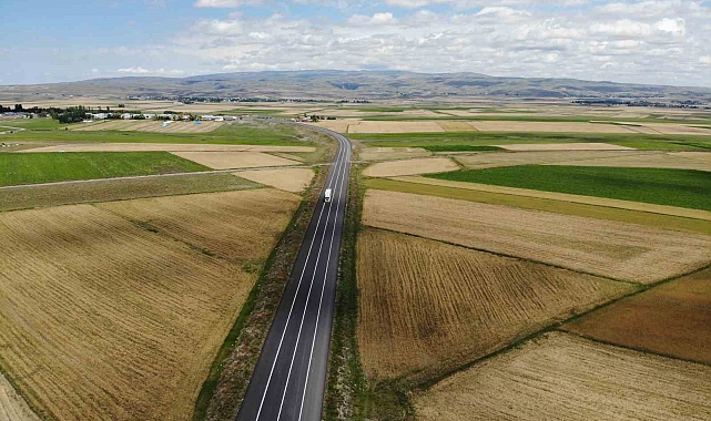 Kars'ta halı ve kilim desenine bürünmüş tarım arazileri dron ile görüntülendi