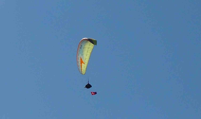 Kars'ta semalar yamaç paraşütüyle renklendi