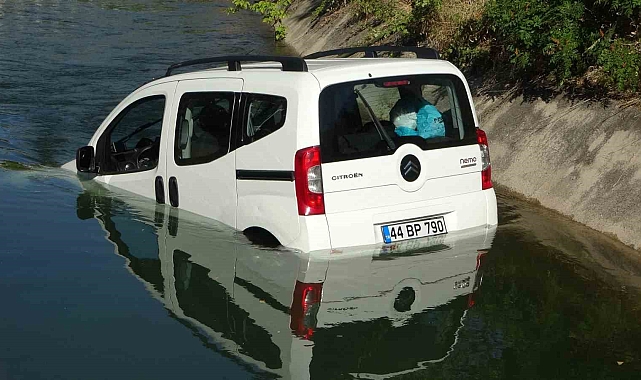 Kontrolden çıkan hafif ticari araç sulama kanalına uçtu