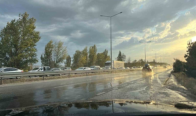 Kontrolden çıkan otomobilin tırın altına girdiği kazada 4 kişi yaralandı